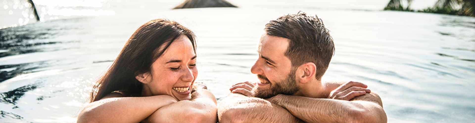 Paar im Pool