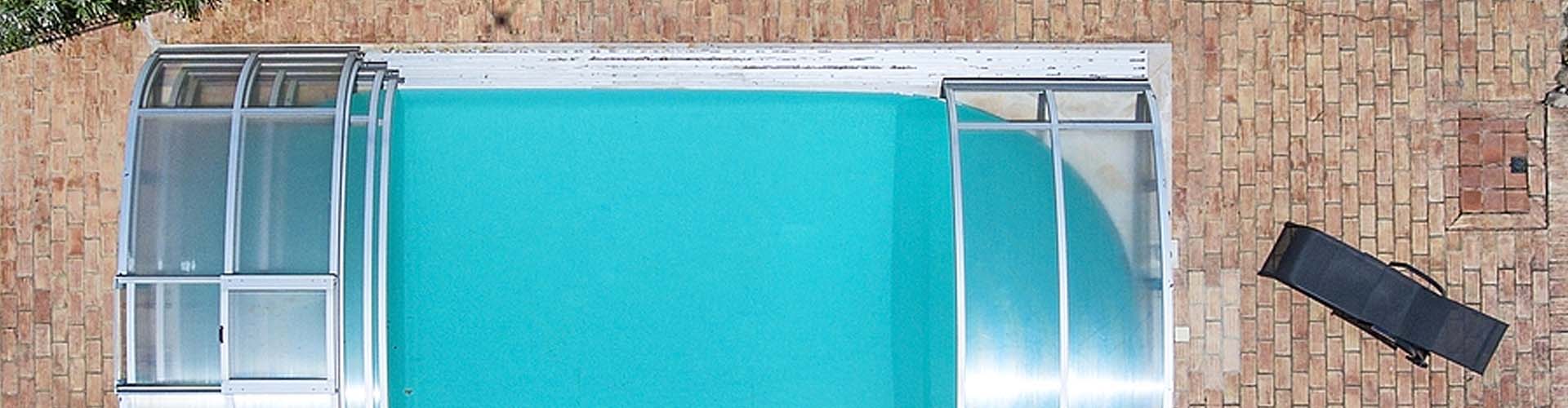 Poolüberdachung oder auch Schwimmbad Überdachung über einem Outdoor Pool im Garten